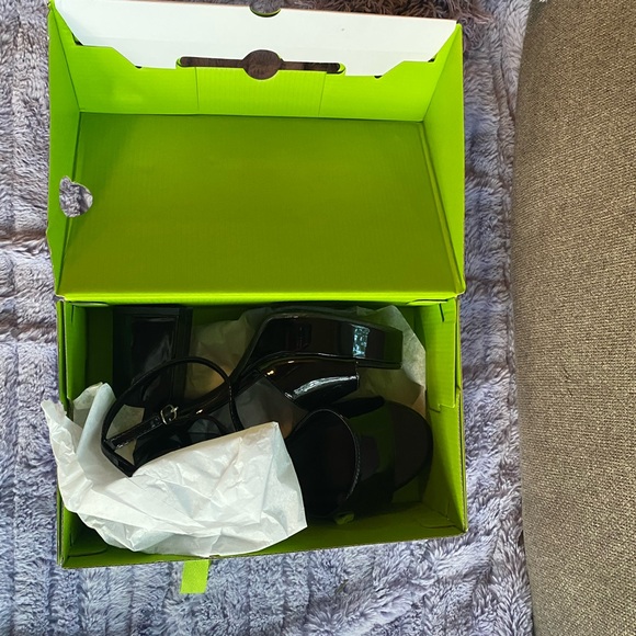 New in box heeled retro sandles - Picture 2 of 5